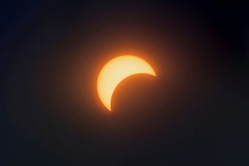 Vista del eclipse solar desde el Salón de Ciencias de Nueva York en el distrito de Queens, Nueva York.