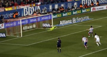 1-0. Raúl García anotó el primer gol de penalti.