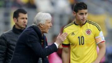 Pékerman, junto a James.