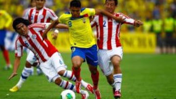 El jugador de la selecci&oacute;n de Ecuador, Jefferson Montero (c), disputa un bal&oacute;n con Fidencio Oviedo e Iv&aacute;n Piris de Paraguay hoy, martes 26 de marzo de 2013, durante el juego de eliminatorias para el Mundial Brasil 2014, en el estadio Atahualpa en Quito (Ecuador). 