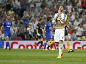 Sergio Ramos lamentándose durante el partido de vuelta de la semifinal de la Champions 2014-2015 contra la Juventus en el Bernabéu.