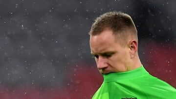 Soccer Football - Champions League - Group E - Bayern Munich v FC Barcelona - Allianz Arena, Munich, Germany - December 8, 2021 FC Barcelona&#039;s Marc-Andre ter Stegen looks dejected after the match REUTERS/Andreas Gebert