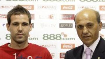 <b>PRESENTADO.</b> El jugador Fernando Navarro es el nuevo fichaje del Sevilla.