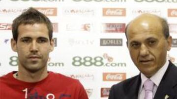 <b>PRESENTADO.</b> El jugador Fernando Navarro es el nuevo fichaje del Sevilla.