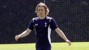 <b>EN LONDRES. </b>Modric sigue entrenándose a la espera de noticias que le acerquen al Madrid.