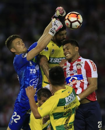 Teo Gutiérrez tuvo una de las opciones más claras del partido. El defensor sacó la pelota en la línea. 