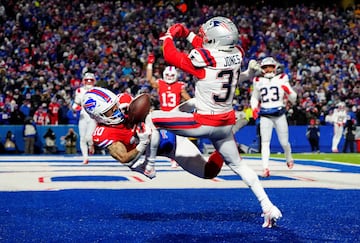 New England Patriots cornerback Jonathan Jones breaks up a pass intended for Buffalo Bills wide receiver Khalil Shakir.