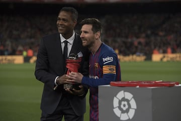 Leo Messi recibió de Patrick Kluivert, el trofeo al mejor jugador del mes de marzo de LaLiga.