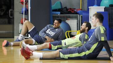 Gustavo Ayón, Sergio Rodríguez y Luka Doncic, en un entrenamiento.