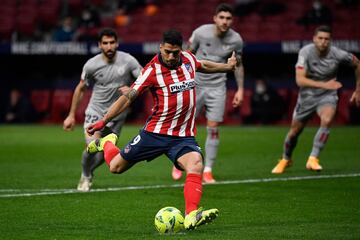 2-1. Luis Suárez marcó de penalti el segundo gol.