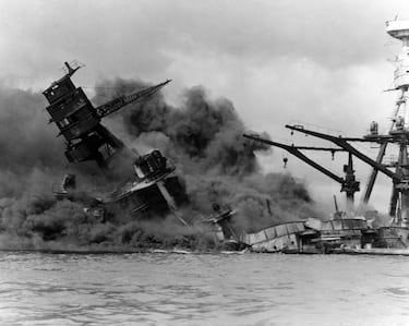 El acorazado USS Arizona, en llamas, se hunde tras el ataque japonés a Pearl Harbor.