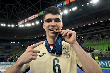 Antonio Pérez Ortega de España celebra tras la victoria del equipo como campeón de la Eurocopa de Fútbol Sala de la UEFA 2026.