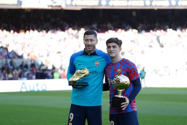 Los jugadores del FC Barcelona Robert Lewandowski y Gavi posan con la Bota de Oro y el trofeo Golden Boy.