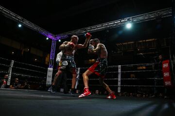 Marc "La Guerra" Vidal y Kiko "La Sensación" Martínez durante la pelea
