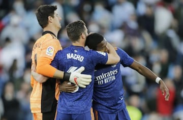 Courtois celebra con Nacho y Alaba el triunfo en Vigo.