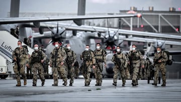 Wunstorf (Germany), 27/08/2021.- German Army soldiers disembark the last Bundeswehr A310 and two A400M aircrafts at the military air base in Wunstorf, Germany, 27 August 2021 (issued 28 August 2021). After eleven days, the German Armed Forces ended the ai