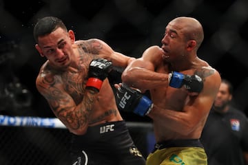 Max Holloway y José Aldo durante el combate.