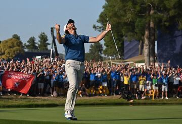 El golfista inglés del equipo de Europa, Tommy Fleetwood, celebró el putt ganador en el green 17 durante su partido de individuales contra el golfista estadounidense Rickie Fowler.