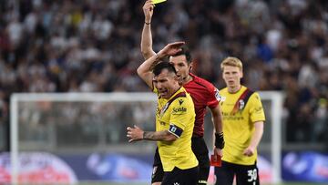 Soccer Football - Serie A - Juventus v Bologna - Allianz Stadium, Turin, Italy - April 16, 2022 Bologna's Gary Medel is sent off by referee Juan Luca Sacchi REUTERS/Massimo Pinca