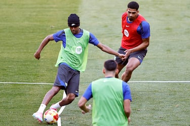 Todo parece indicar que Lamine ha cambiado de look para la final de la Copa del Rey y, en el entrenamiento previo, ha escondido su look para dar la sorpresa en el partido.