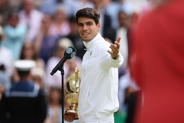 Carlos Alcaraz durante su discurso como campe¨®n de Wimbledon.