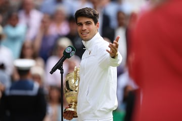 Carlos Alcaraz durante su discurso como campeón de Wimbledon.