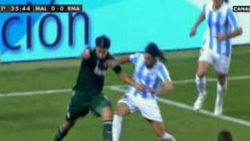 Así derribó Sergio Sánchez a Khedira. Hernández Hernández no pitó nada.