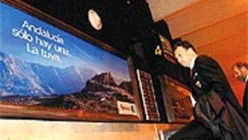 <b>ENFADO</B>. Joaquín Caparrós se mostró muy crítico con el juego que realizó el equipo en Málaga y pidió a sus jugadores que recuperen los antiguos valores.