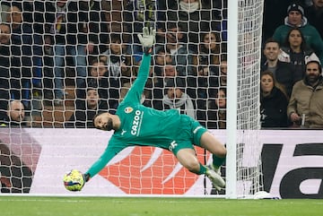 Soccer Football - LaLiga - Real Madrid v Valencia - Santiago Bernabeu, Madrid, Spain - February 2, 2023 Valencia's Giorgi Mamardashvili in action REUTERS/Juan Medina