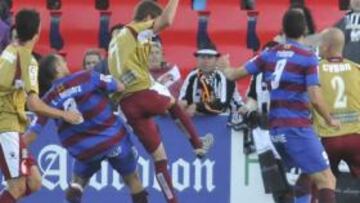 <b>PELEA. </b>Los balones aéreos llevaron el mayor peligro al área del Cartagena, pero el Huesca no halló frutos.