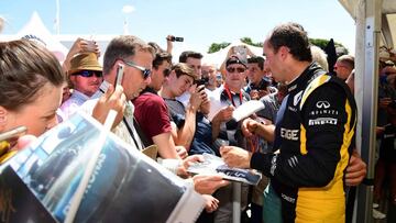 Robert Kubica firmando aut&oacute;grafos en el Festival de Goodwood.