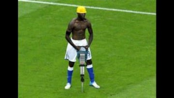 Polémico en la cancha y una celebridad en las redes, este es Mario Balotelli.