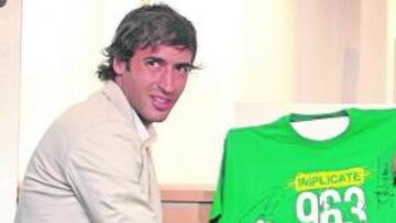 <b>SOLIDARIO. </b>Raúl firmó una camiseta con mensaje: 'Implícate: 963 millones de personas pasan hambre'.