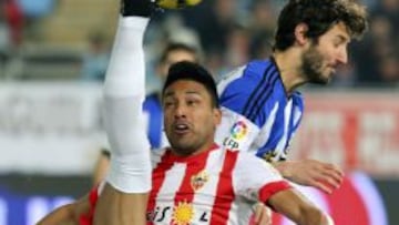Mauro Dos Santos despeja un balón en un partido con el Almería.