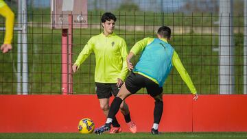 30-11-24. DANI QUEIPO Y GASPAR CAMPOS (DE ESPALDA) EN EL ENTRENAMIENTO DEL SPORTING EN MAREO.