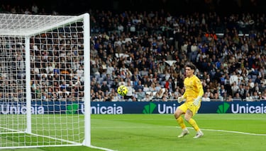 4-1. El jugador turco ve adelantando a Matías Dituro y dispara con la izquierda desde su propio campo. El portero del Elche solo puede ver como el balón bota en el área pequeña y se cuela en su portería.
