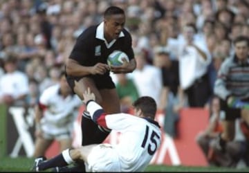 Con su selección, los míticos All Blacks de Nueva Zelanda, consiguió la medalla de plata en la Copa del Mundo de 1995 celebrada en Sudáffrica y la de Oro en la Copa Mundial Sevens en Mar de Plata en 2001.