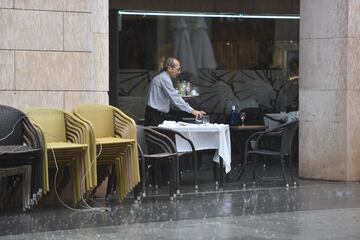 La DANA situada sobre el territorio español ha dejado importantes precipitaciones y tormentas, lo que ha provocado imágenes impactantes con sus consecuencias. Según el pronóstico de la Agencia Estatal de Meteorología (Aemet), que ha emitido un nuevo aviso especial por las lluvias y tormentas que se espera que continúen hasta el lunes. La Comunidad de Madrid y Toledo están bajo aviso rojo ante el riego de que se acumulen 120 litros por metro cuadrado en 12 horas.