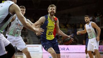 GRAF541. ANDORRA LA VELLA, 02/02/2019.- El ala-pívot norteamericano del equipo andorrano John Shurna (c), conduce el balón ante el ala pivot del Divina seguros Joventut, Conor Morgan (i), durante el partido de la decimonovena jornada de la L