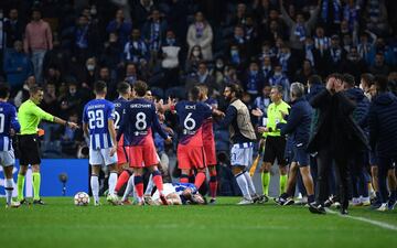 El árbitro Clement Turpin expulsó a Yannick Carrasco tras un incidente con Otavio.