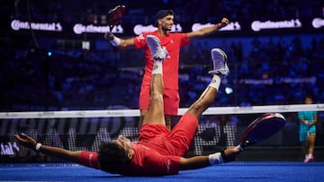 Galán y Chingotto, en el suelo, celebran una victoria sufrida.