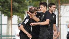 <b>EL CHICO DEL DÍA. </b>Quique Rivero, felicitado por sus compañeros por el golazo que igualó el marcador, no solo marcó un gol sino, sobre todo, el estilo y el ritmo del equipo.