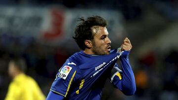 Vistió la camiseta del Getafe en dos etapas diferentes: primero la temporada 2009/10 y después cinco temporadas desde 2011 hasta 2016. Jugó con el Real Madrid la temporada 2010/11.