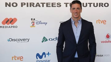 El futbolista Fernando Torres presenta la campaña "No piratees tu futuro", con la que quiere sensibilizar sobre la importancia de no consumir de manera ilegal contenidos culturales o deportivos a través de Internet.