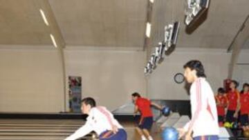<b>TARDE EN LA BOLERA. </b>Los Sub-21 aprovecharon el buen ambiente para jugar a los bolos. Ander mostró estilo y Mata y Adrián, héroes ante Chequia, no se separaron.