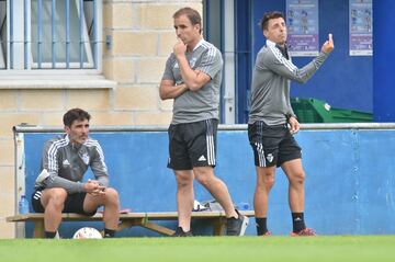 De izquierda a derecha, Sergio Pérez (preparador físico), Jagoba Arrasate, y Bittor Alkiza (segundo entrenador).