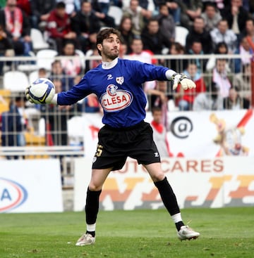 Milit¨® en el Rayo en tres ¨¦pocas distintas: entre 1997 y 2004, 2008-2004 y 2012-2014. En el Real Madrid Castilla jug¨® una temporada, la 2005-06.