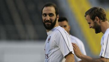 Higuain benched for Supercoppa Italiana amid Chelsea links