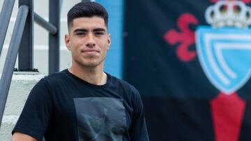 Lucas Olaza posa en las instalaciones de A Madroa delante del escudo del Celta.