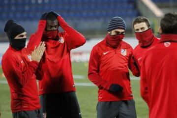 Los jugadores del Atlético durante una sesión de entrenamiento en el estadio Petrovsky de San Petersburgo. El Atlético de Madrid se enfrentará al Zenit de San Petersburgo mañana en champions league